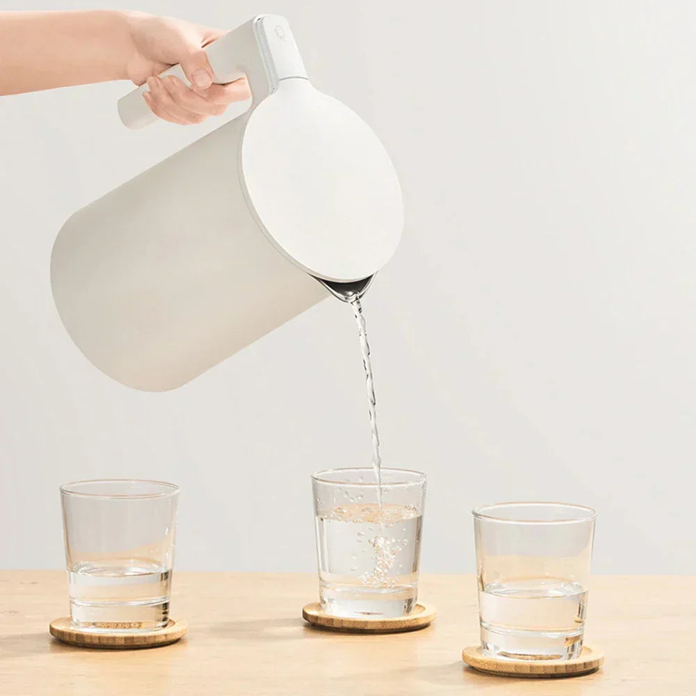 Weisser Wasserkocher mit Temperaturanzeige