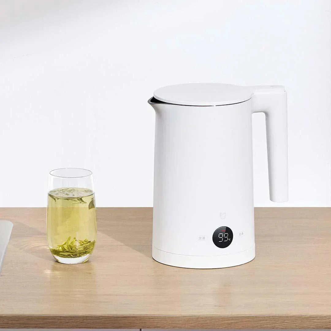 Weisser Wasserkocher mit Temperaturanzeige